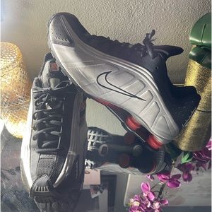 2019 Shox R4 Retro 'OG'
Pre Owned Size 12